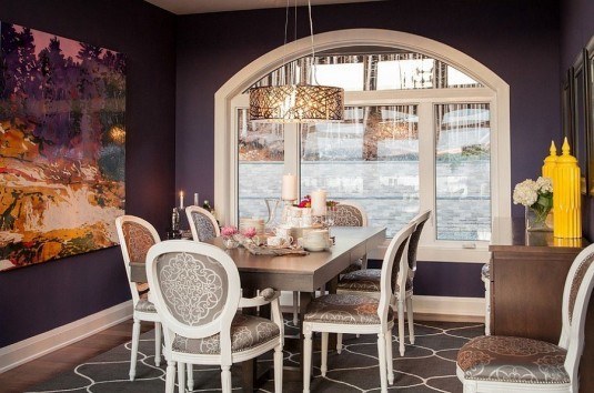 Combine-classic-and-modern-touches-in-the-purple-dining-room