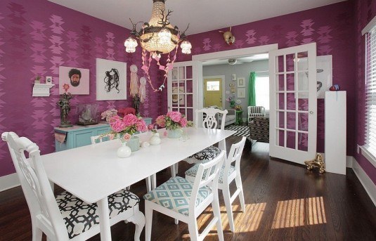 Purple-offers-a-sensational-backdrop-for-the-table-and-chairs-in-white