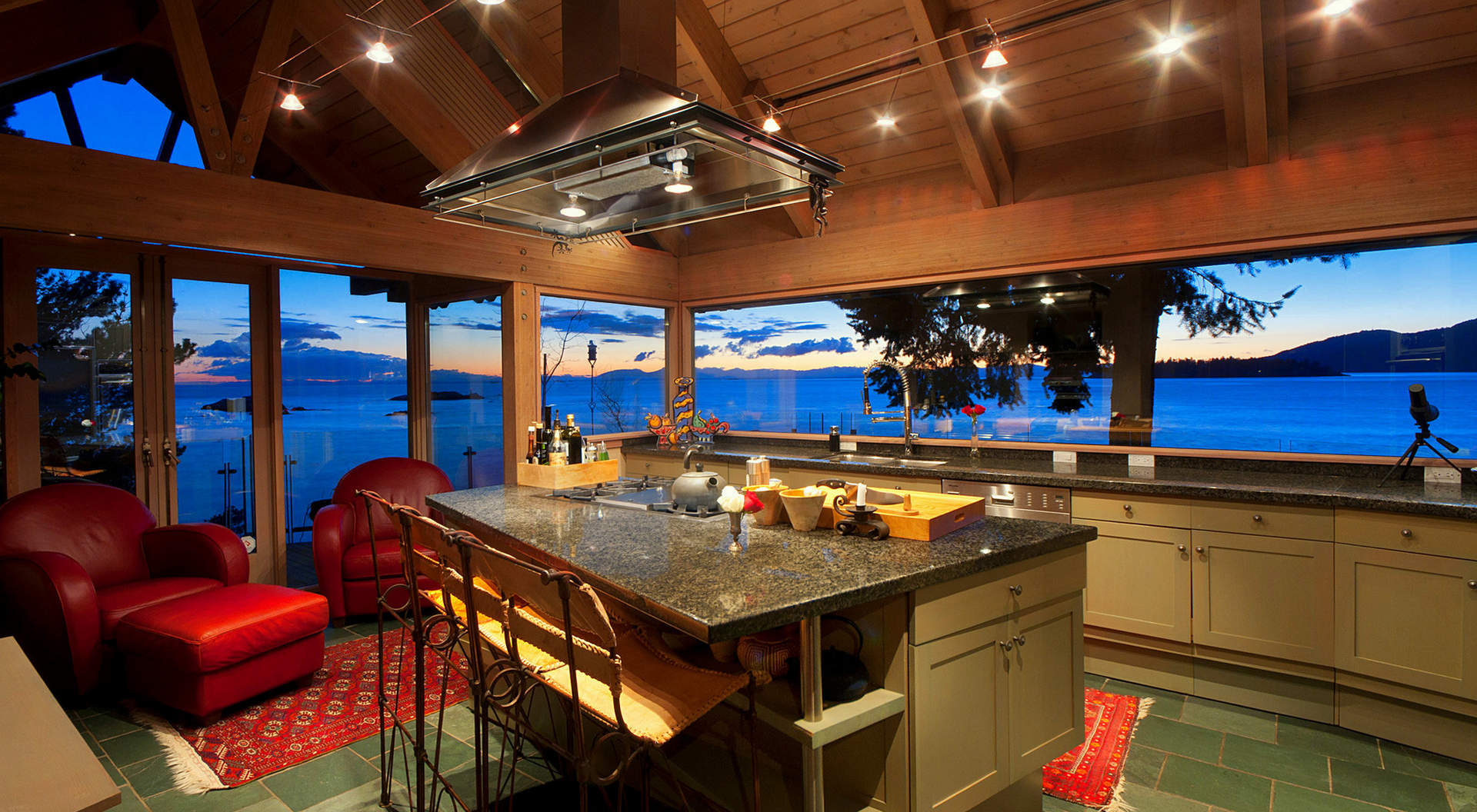 Красивая кухня с видом на море