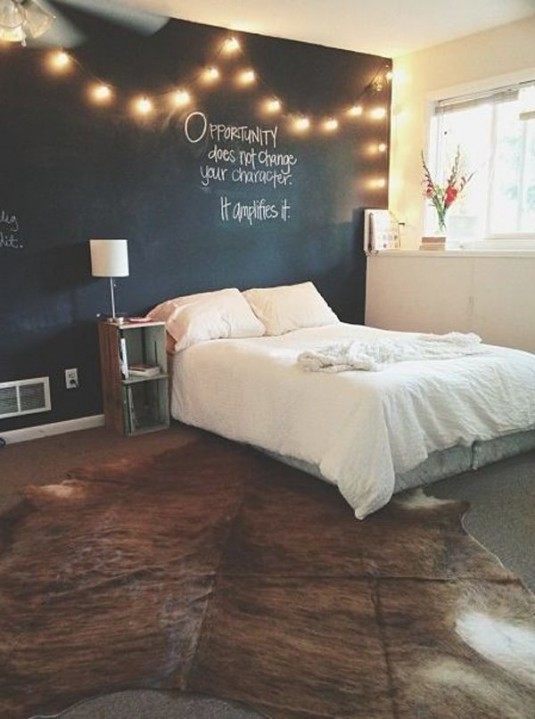 chalkboard-bedroom-string-lights