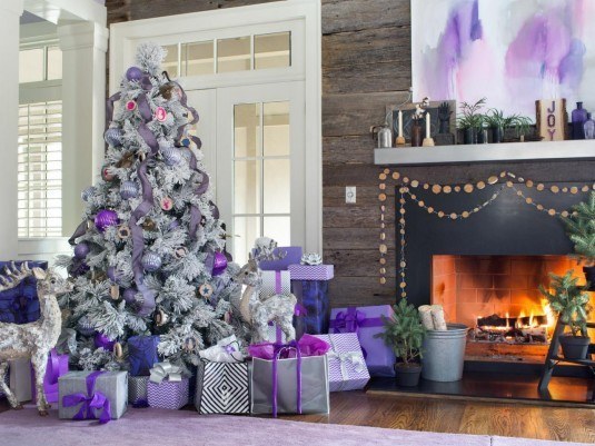 Original_BPF-Holiday-House_hgtv_interior_royal-tones_tree_h.jpg.rend.hgtvcom.1280.960