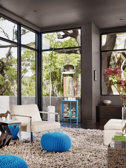 Shaggy-rugs-ideas-gray-walls-modern-interior-design-blue-knitted-stool