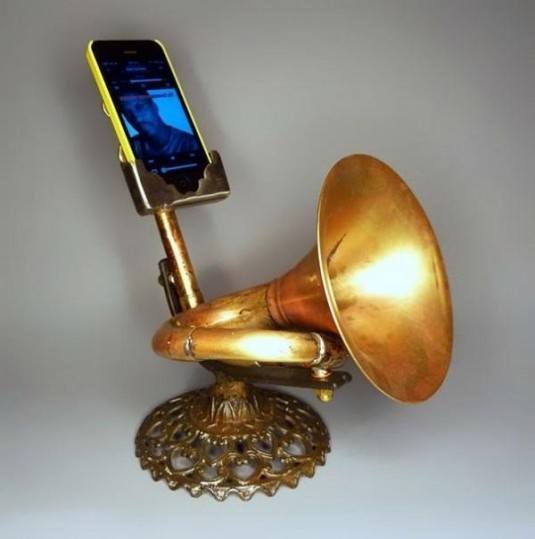 iphone-amplifier-made-from-recycled-instruments-4-969