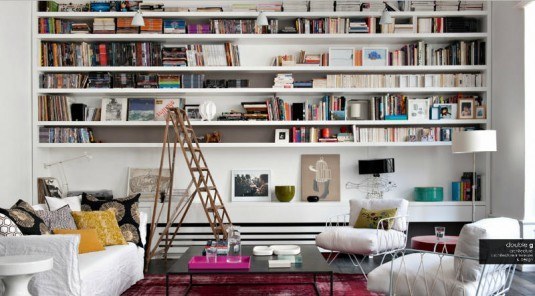 blog-apartment-paris-contemporary-colourful-living-shelves