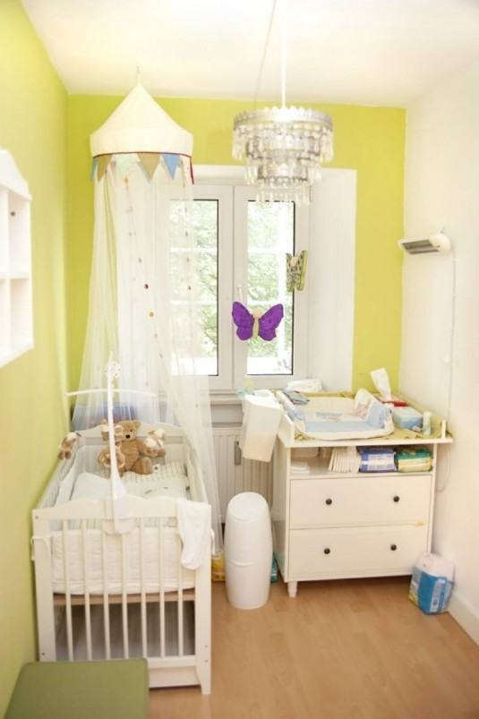 decorar-habitacion-bebe-paredes-amarillas-cama-dosel