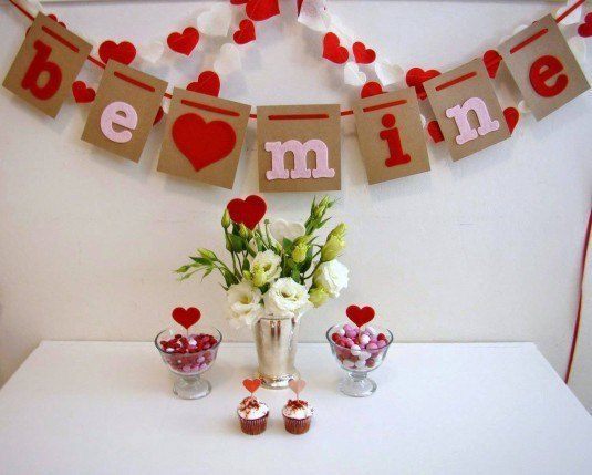 home-design-valentine-decor-at-home-2014-valentines-day-decoration-be-mine-love-red-heart-glass-flower-vase-sweet-candy-white-square-table-choco