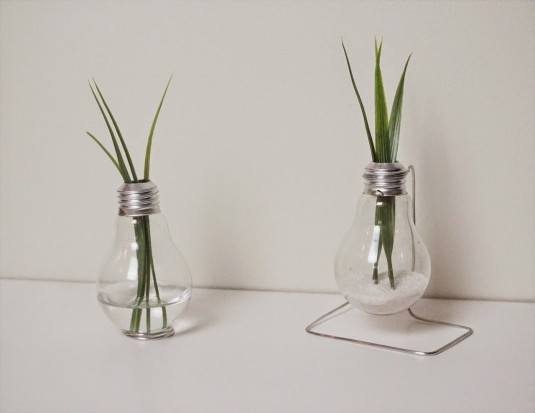 DIY-Repurposed-Light-Bulb-Vase-from-The-DIY-Diary