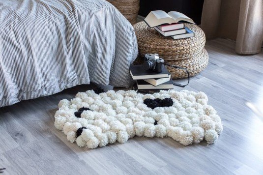 Make-this-stylish-and-chic-pompom-rug