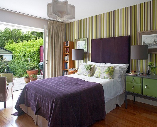 Smart-color-combination-gives-the-contemporary-bedroom-in-Dublin-a-refreshing-serene-vibe