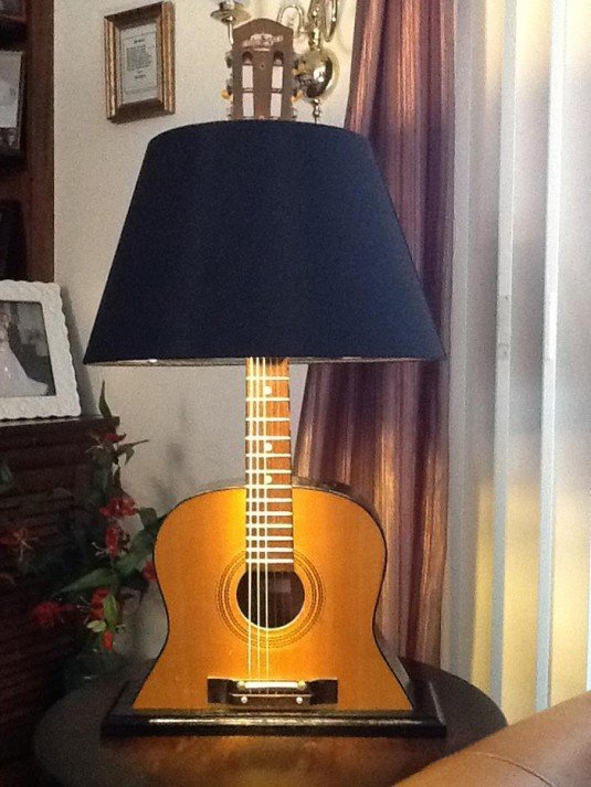 repurposed_guitar_lamp_1