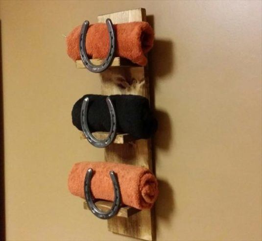 diy-pallet-and-horseshoe-towel-rack