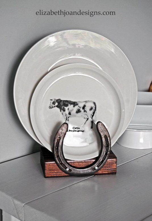 diy-plate-holder-rustic-horseshoe-home-decor-repurposing-upcycling-wall-decor.1