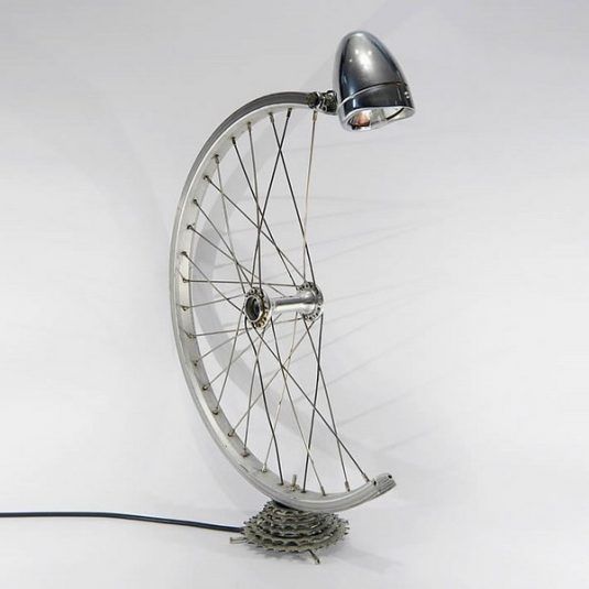 Upcycling-ideas-with-bicycle-parts-desk-lamp-industrial-look