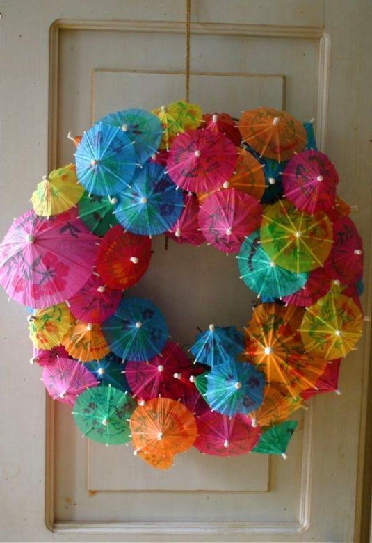 door-wreath-cocktail-umbrellas-DIY-summer-decoration-ideas