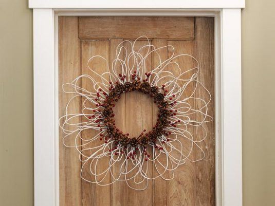 CI_Susan-Teare-Wreath-Made-From-Coat-Hangers_s4x3_lg