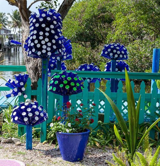 garden-decorating-ideas-diy-blue-glass-bottles