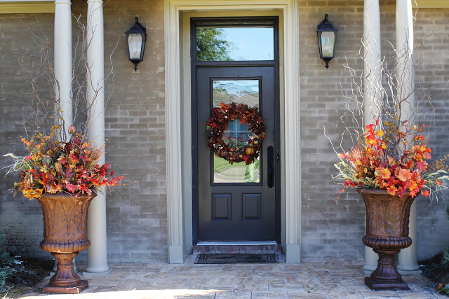 10 Front Door Flower Pots That Will Draw All of the Attention This Fall