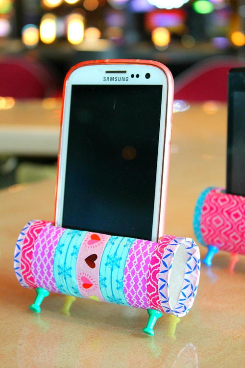 diy-phone-stand-toilet-paper-roll-craft_large500_id-1588238