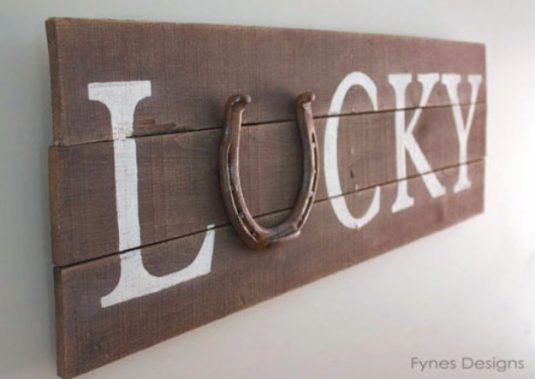 lucky-horseshoe-pallet-sign