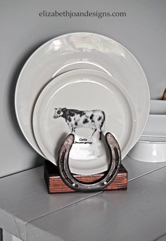 diy-plate-holder-rustic-horseshoe-home-decor-repurposing-upcycling-wall-decor-1