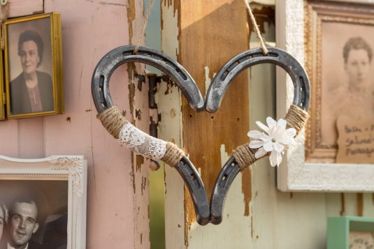 heart-decor-2233-rustic-horseshoe-heart-wedding-1500-x-1000