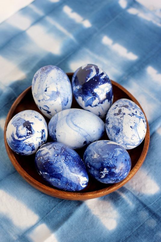 diy-marbled-indigo-eggs
