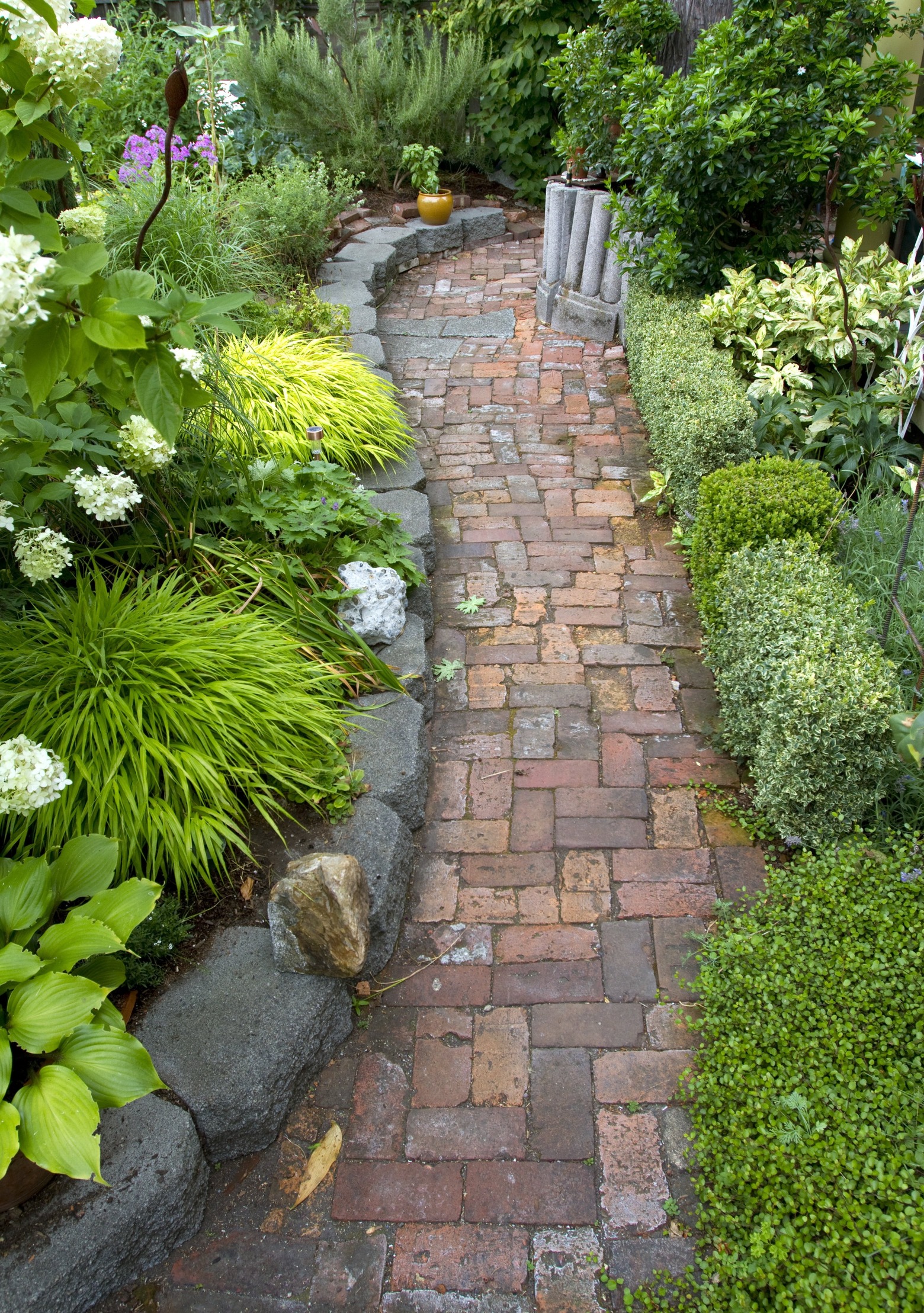 13 Ways To Use Old Bricks In The Garden - gardenpicsandtips.com