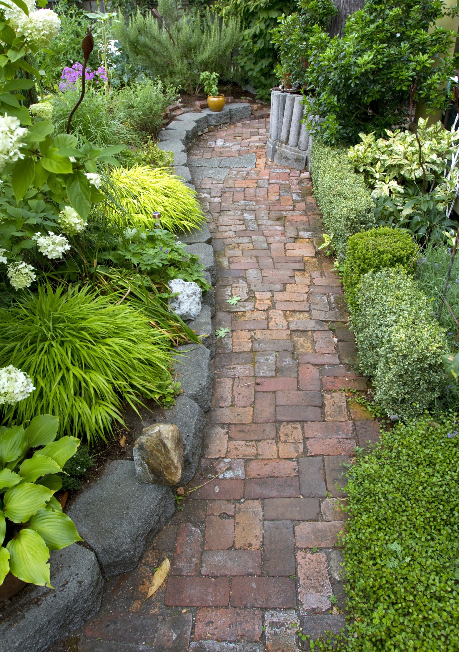 13 Ways To Use Old Bricks In The Garden ...