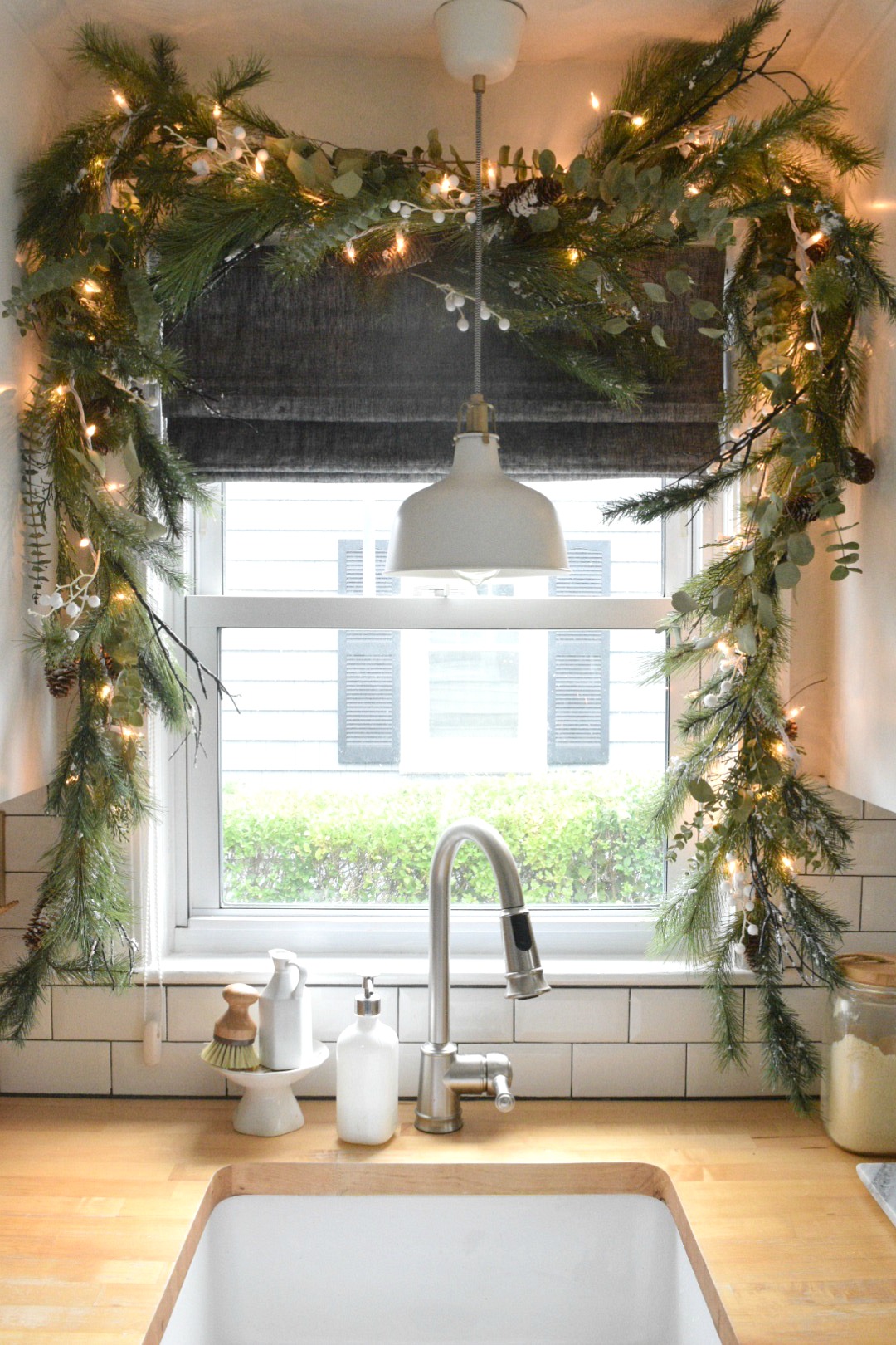 garland kitchen decor christmas window stunning holidays ways elegant source decorations farmhouse started above