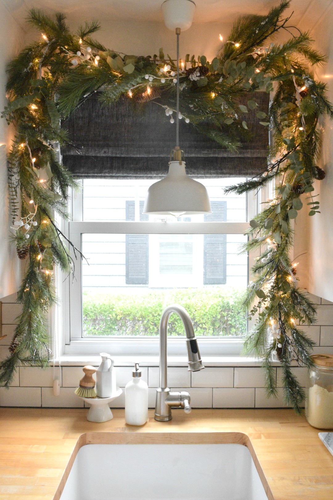 6 Stunning Ways To Do Garland Decor For The Holidays