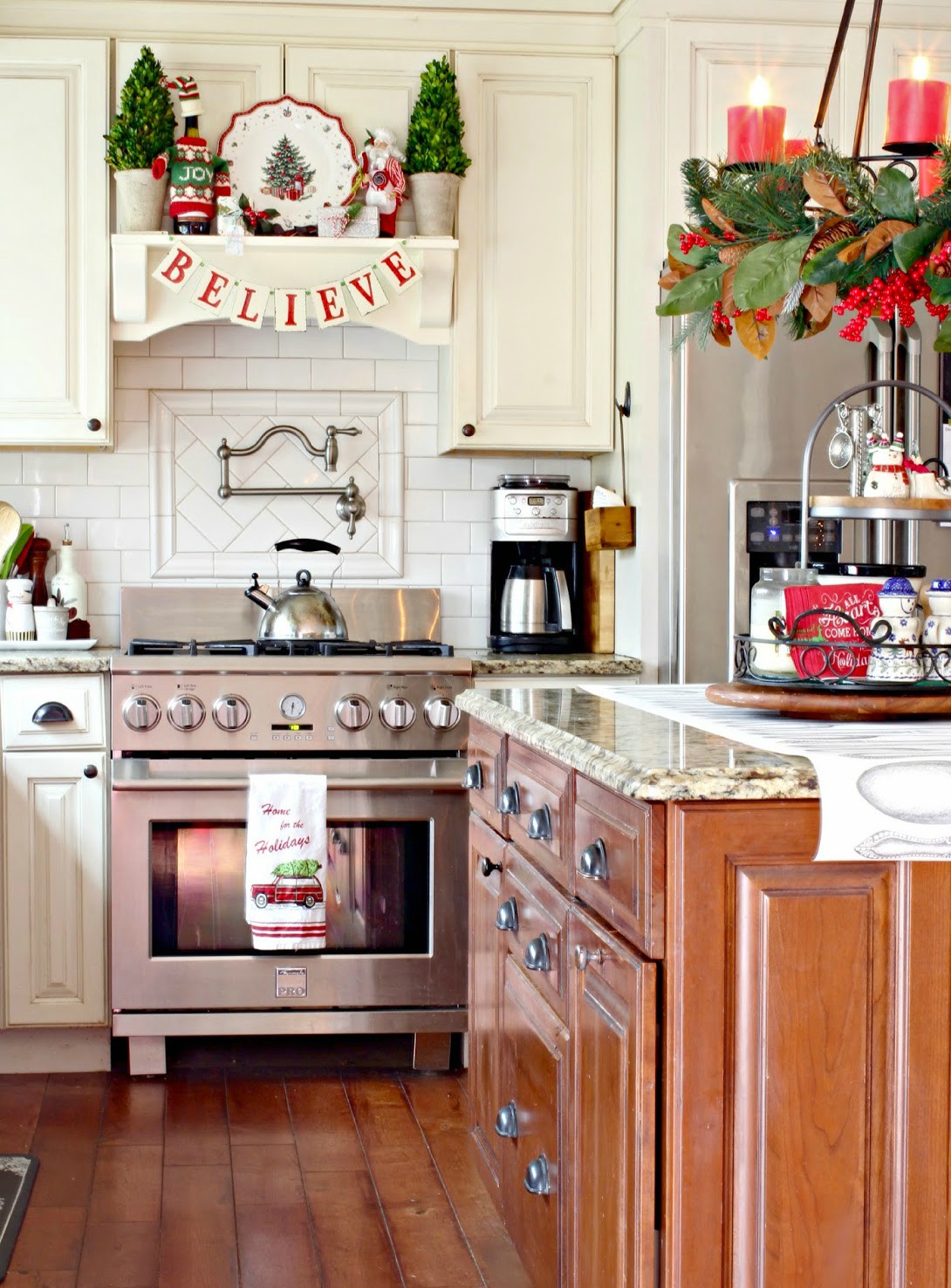 Wonderful Christmas Kitchen Decor Ideas To Make It Cozier