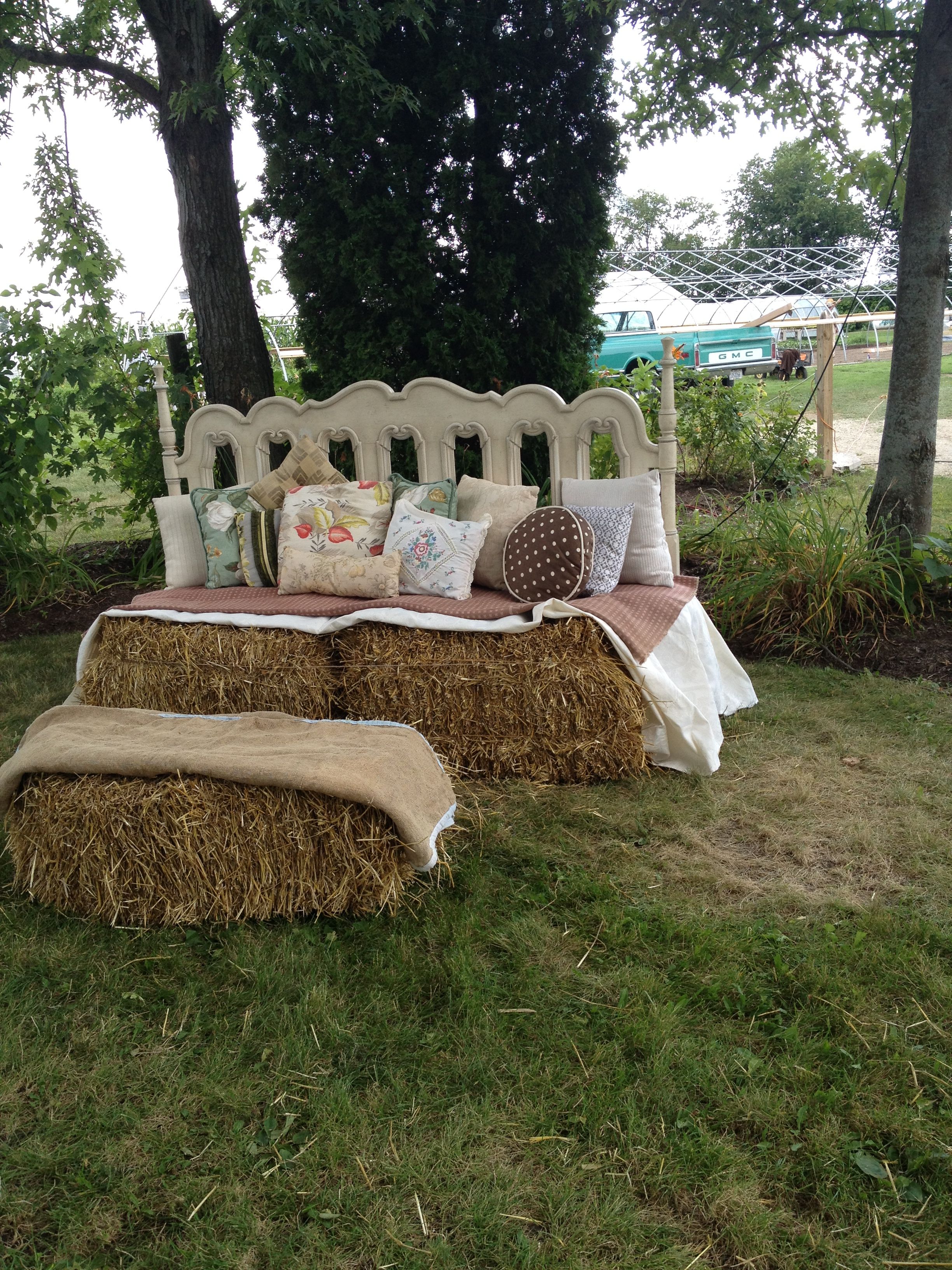 Stunning Hay Bale Seating Ideas That Are So Cheap